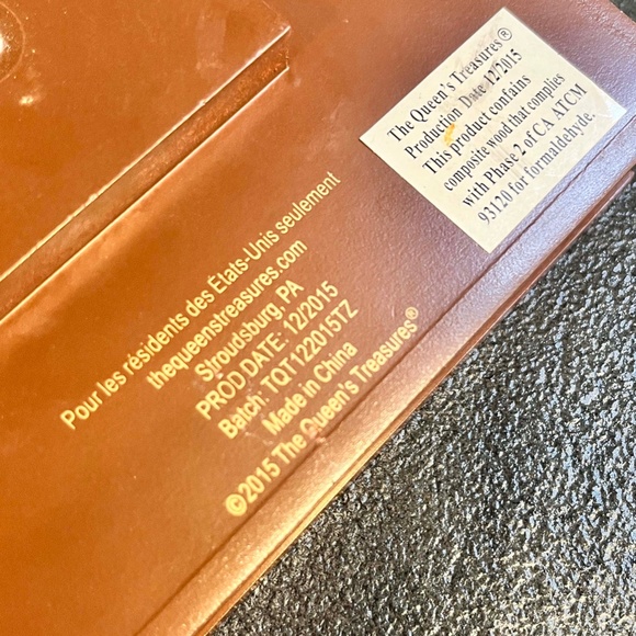 👑 Queen's Treasure Doll School Desk - Picture 3 of 3